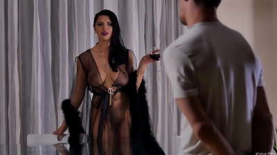 Шлюха Кіра Каралева запрасіла суседа на гарбату і трахнула яго на абедзенным стале